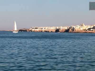 Dagli scogli che la circondano � possibile ammirare l�inconfondibile skyline del centro storico di Polignano (foto di Antonio Caradonna)